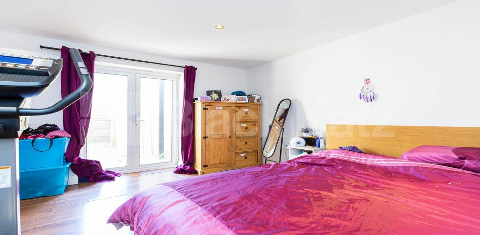 			3 Bedroom, 2 bath, 1 reception Apartment			 Huguenot Drive, Palmers Green